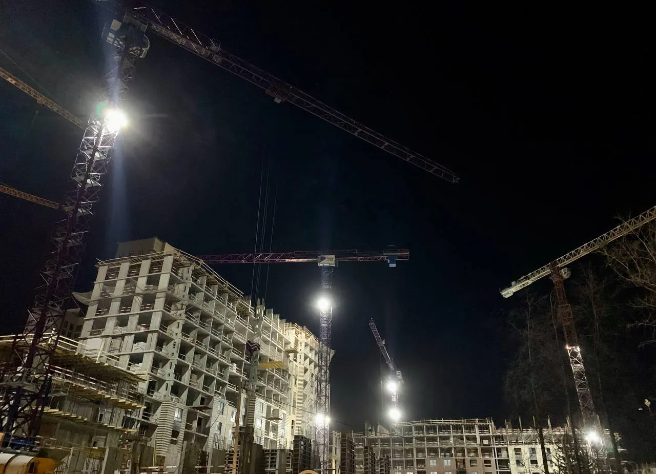 Три мощных 12-тонника ZTM строят новое жилье в Москве