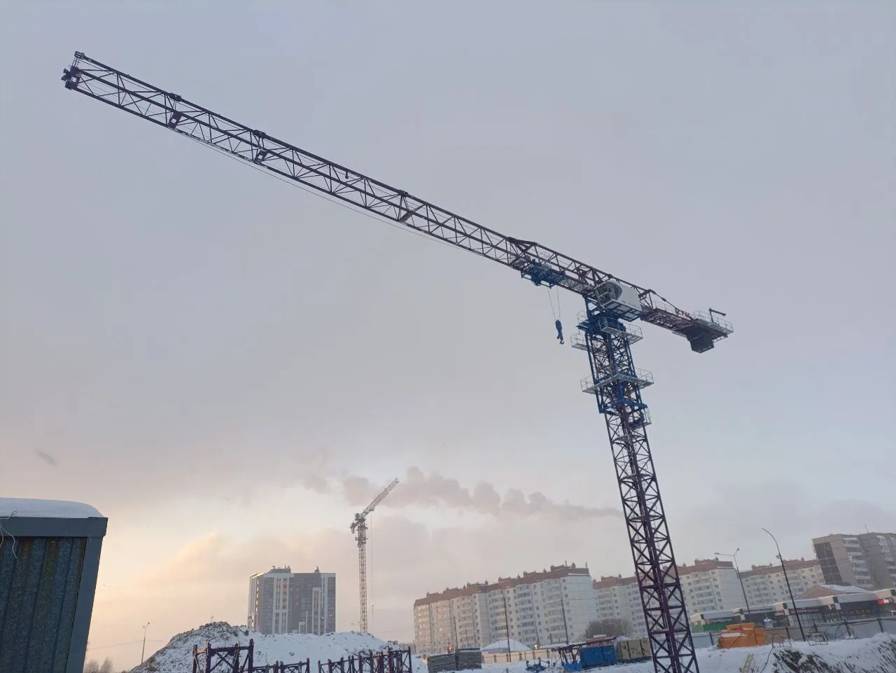 В Нижнем Тагиле завершён монтаж первого из двух башенных кранов ZTT336B-16